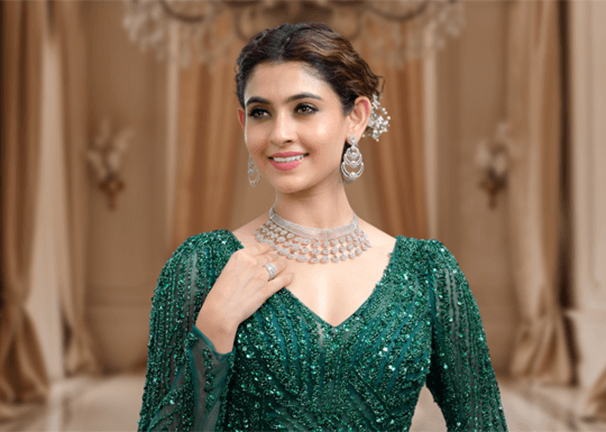 Diamond and gold necklace set display